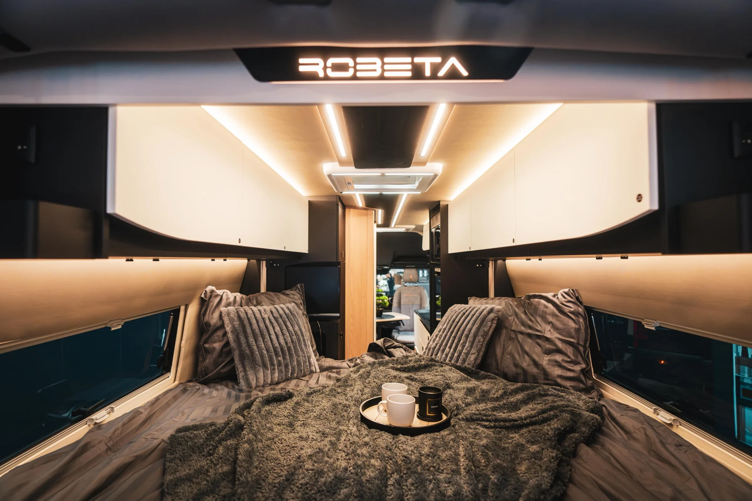 Camera da letto di Hercules con la scritta ROBETA illuminata