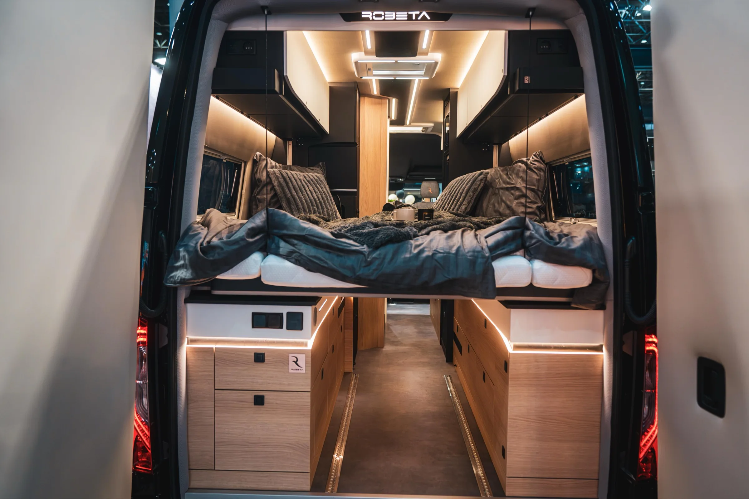 Robeta Hercules con le porte posteriori aperte: il letto elettrico sollevato sopra i cassetti del garage